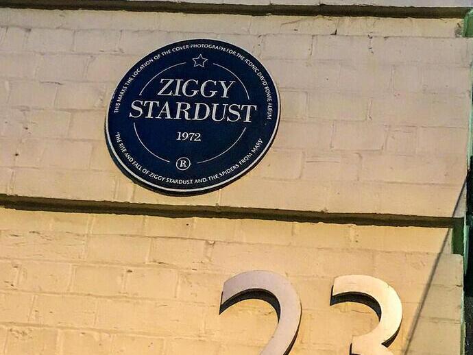 Vista de 23 Heddon Street, Londres, donde se ve la placa de Ziggy Stardust