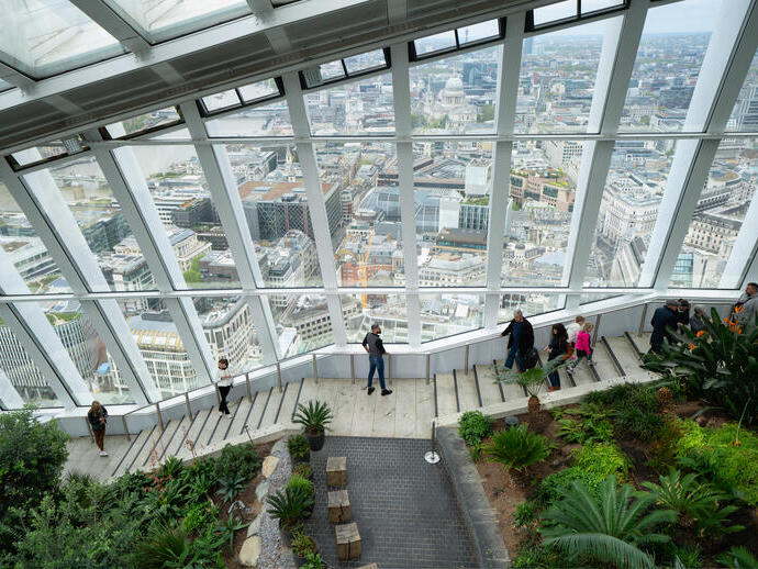 Des gens descendant les escaliers du Sky Garden avec la ville en arrière-plan