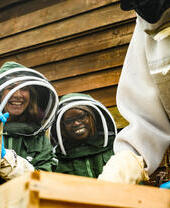 Menschen, die eine Vorführung bei Dartmoor Beekeeping genießen