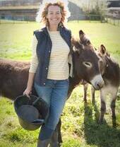 Fernsehmoderatorin Kate Humble mit Eseln