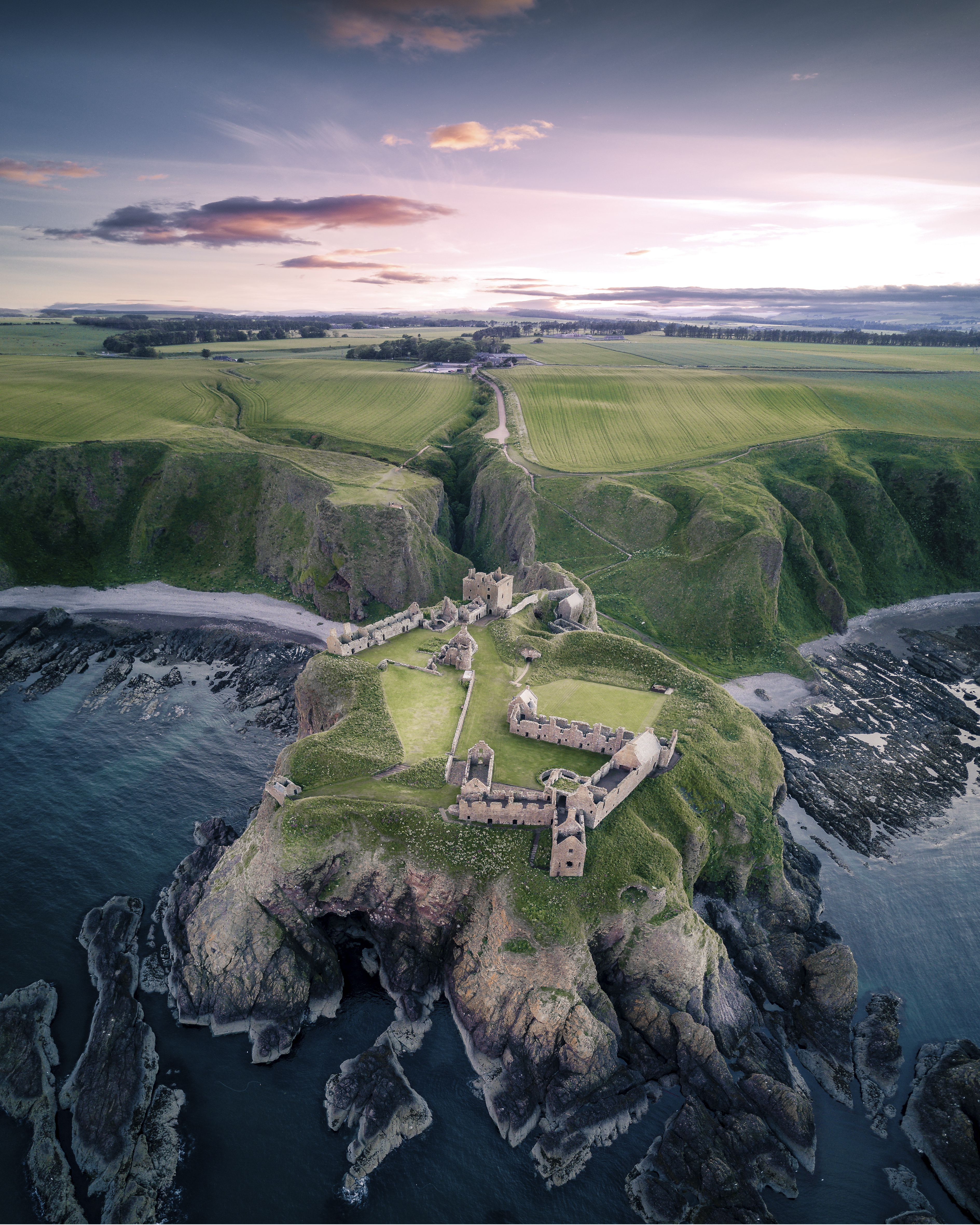 Château sur un promontoire rocheux entouré par la mer