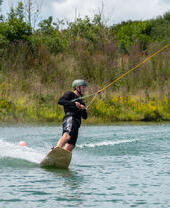 Un homme faisant du wakeboard au North Devon Wake Park