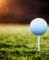 Primo piano di una pallina da golf su un tee