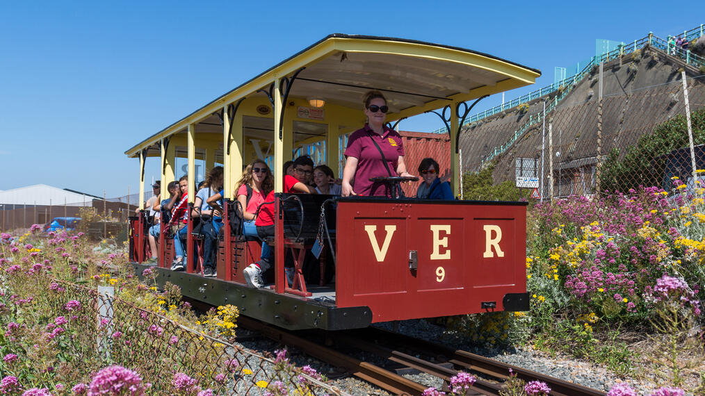 Train avec des passagers à bord, en été