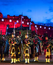 Banda de música y espectáculo de luces proyectado sobre el castillo