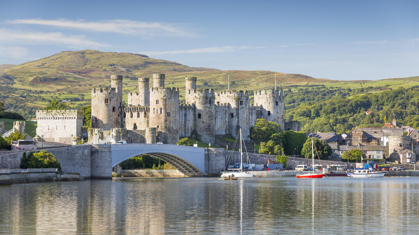 Vue panoramique d'un château depuis l'autre rive d'une rivière