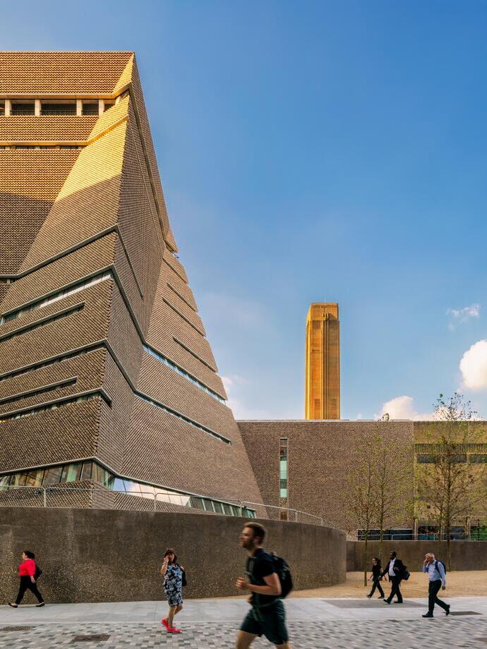 Vista dell'edificio della Tate Modern con persone che passeggiano