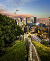 Une cathédrale au centre d'une ville, photographiée depuis les remparts