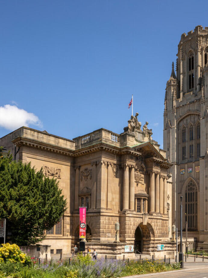 Una foto exterior del edificio Wills Memorial en Bristol