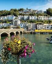Picturesque houses sitting on the coast of Looe in Cornwall