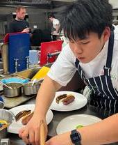 Chef preparando comida en un restaurante