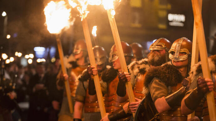 Processione con fiaccole, parte dei festeggiamenti di Hogmanay a Edimburgo
