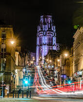 Vista nocturna de Park Street en Bristol