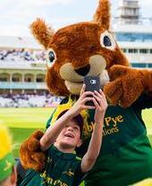 Un bambino in posa con una maschera da scoiattolo a Trent Bridge durante una giornata dedicata al cricket con la famiglia