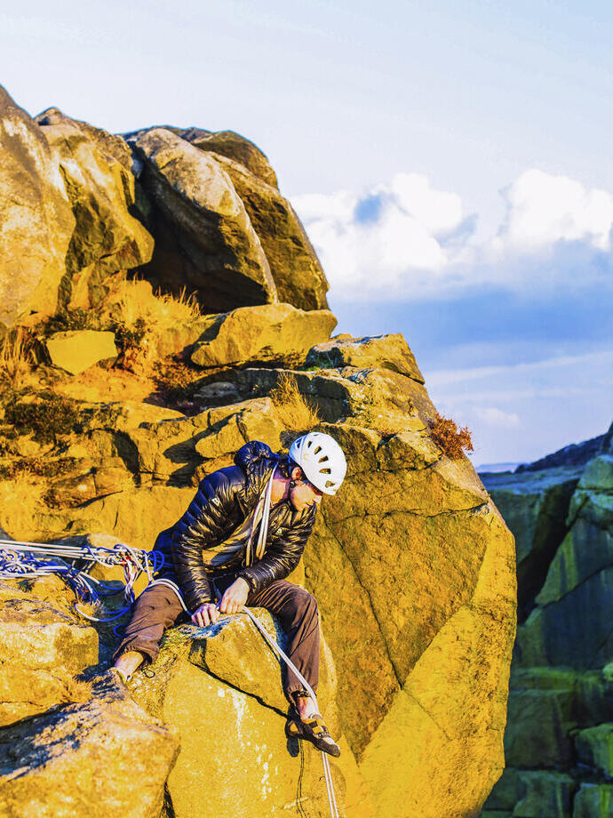 Uno scalatore che valuta la discesa