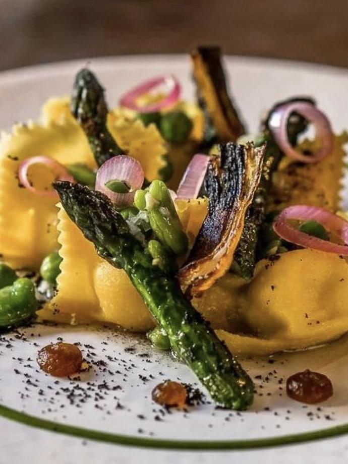 Plato de comida en un pub