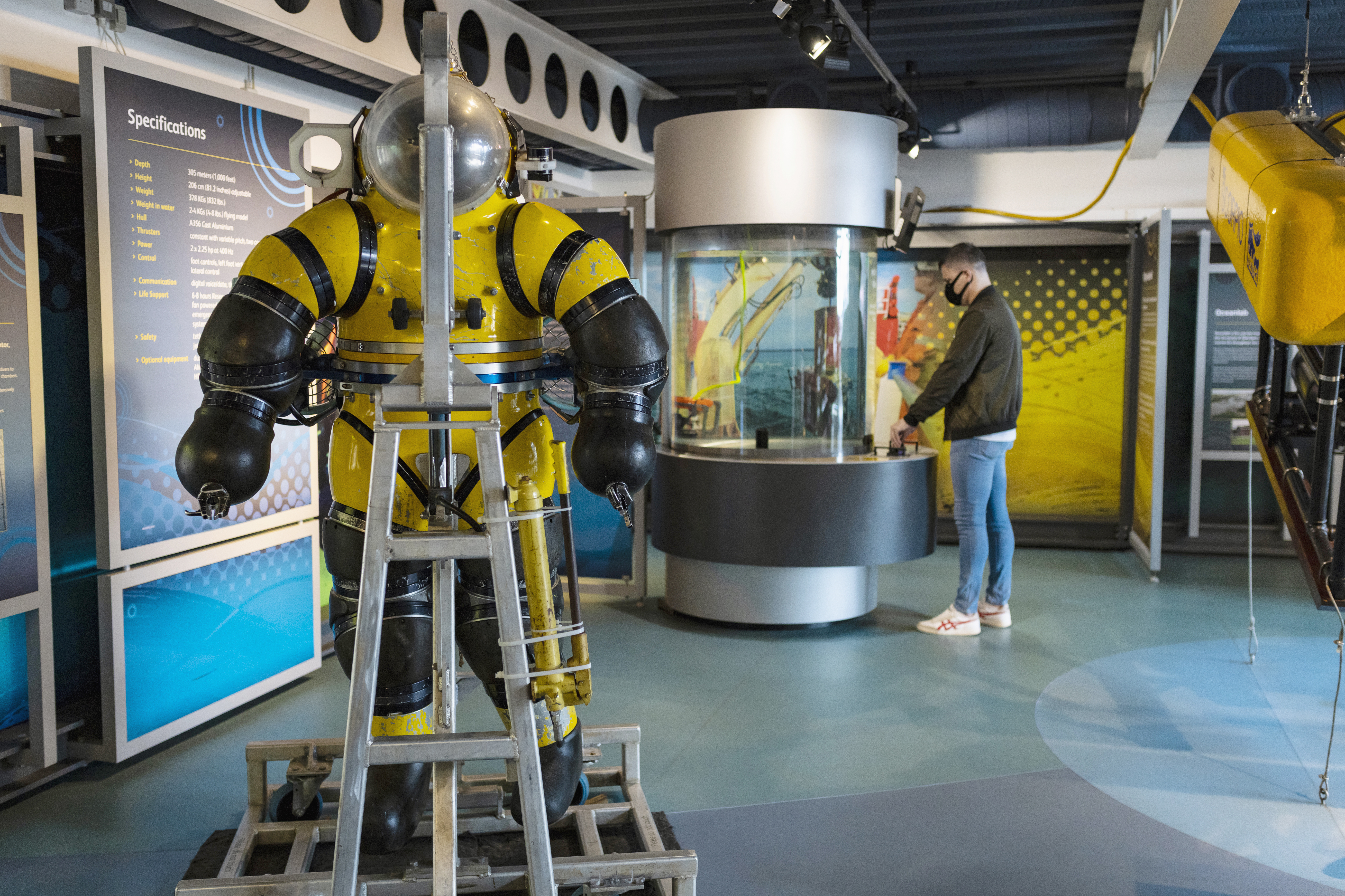 Ein Mann, der sich eine Ausstellung in einem Schifffahrtsmuseum ansieht.