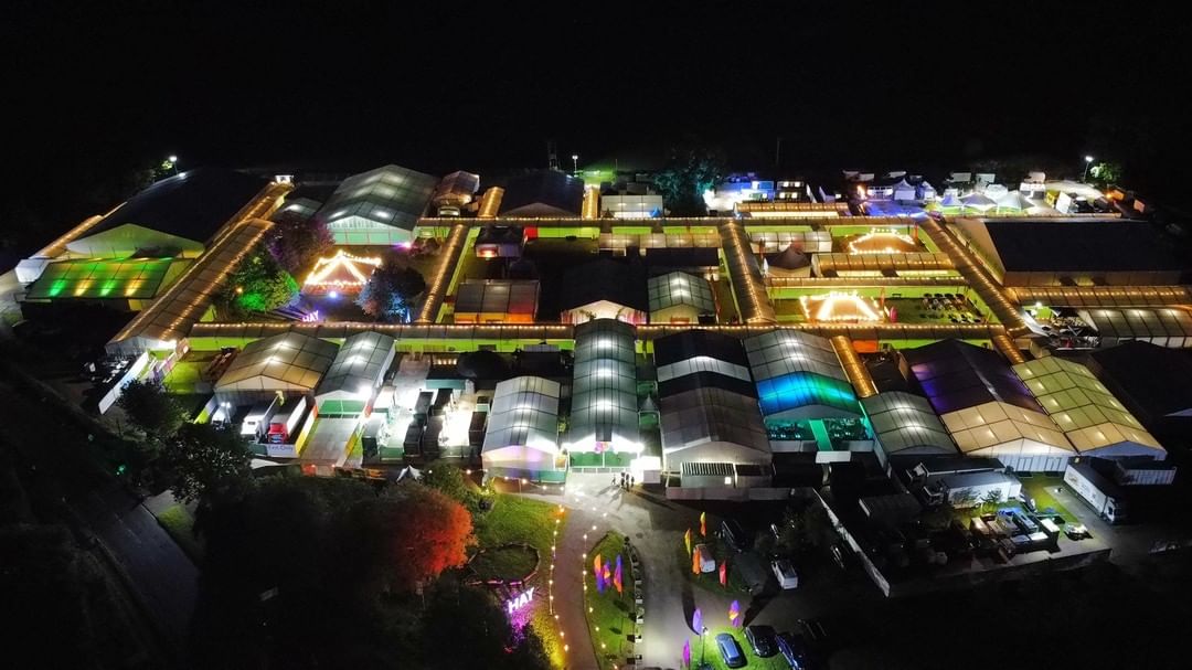 منظر من أعلى لمهرجان الأدب في الليل