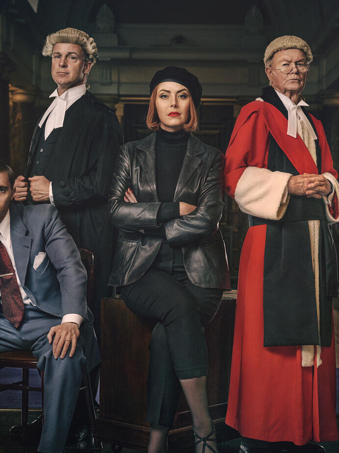 Attori in costume d'epoca pronti a recitare una pièce teatrale davanti al pubblico.