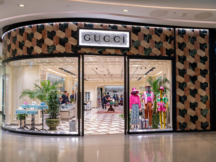 Eine lebhafte Schaufensterauslage im Gucci-Geschäft im The Village at Westfield London.