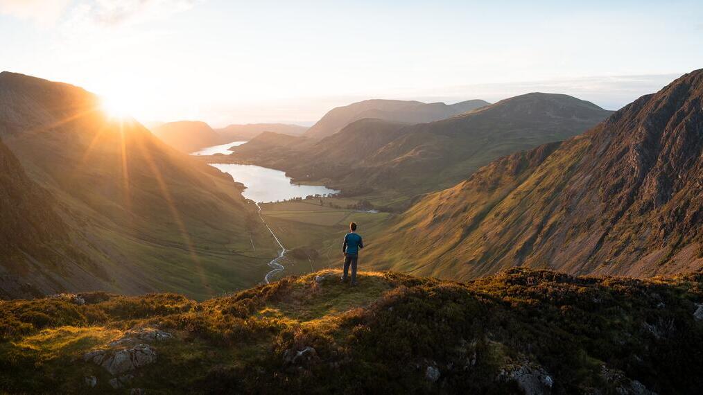 Un homme contemple la vue sur un vaste lac