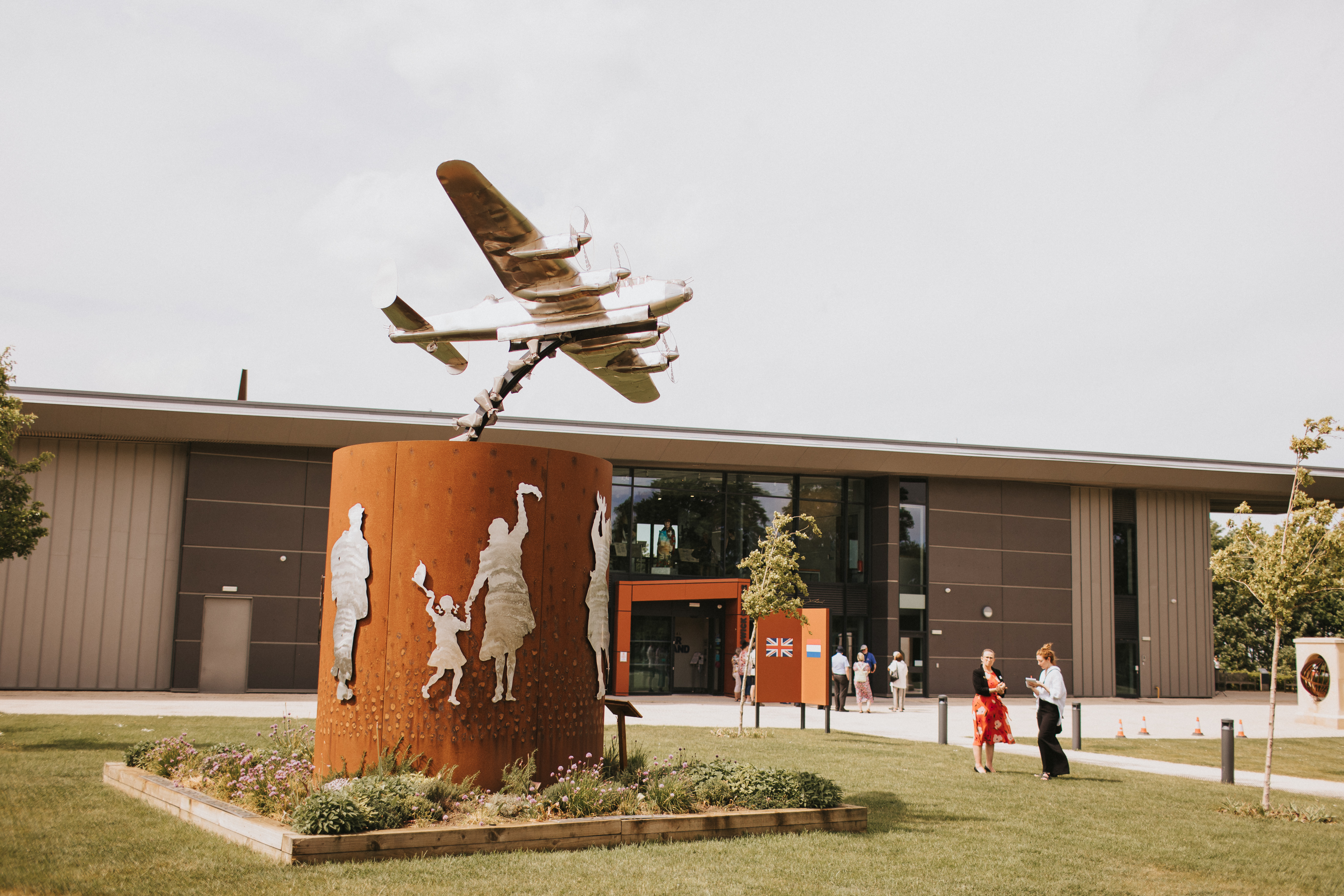 Eine Skulptur im Freien beim International Bomber Command Centre in Lincoln