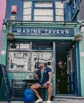 Un hombre bebiendo una pinta fuera de The Marine Tavern, Brighton