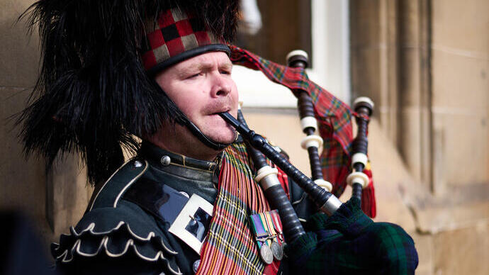 Schottischer Dudelsackspieler spielt auf seinem Dudelsack