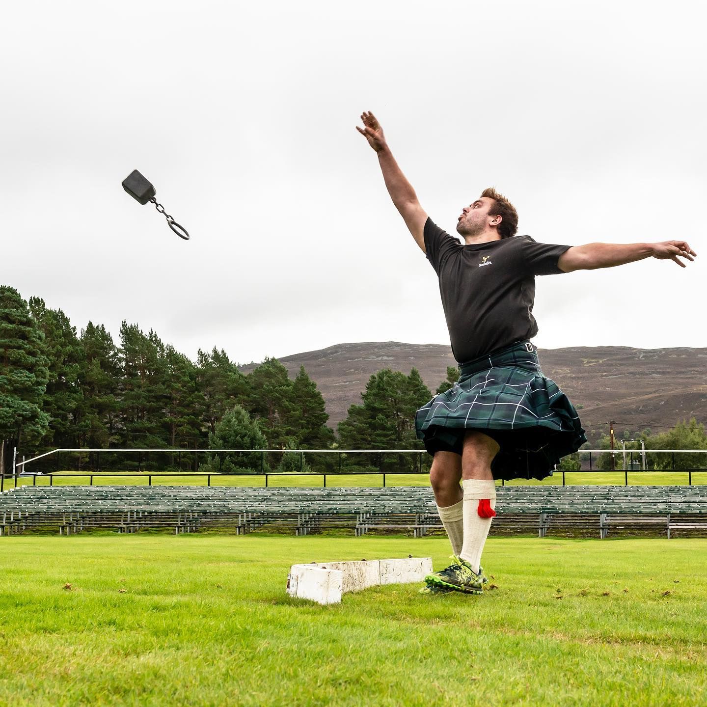 Mann bei schweren Wettkämpfen beim Braemar Gathering