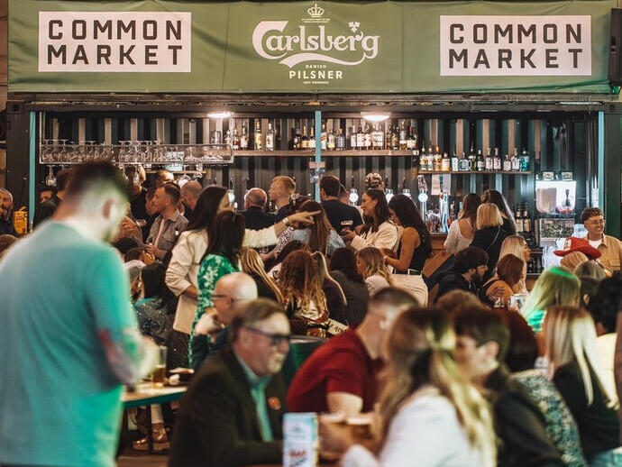 Visiteurs dans le bar du Common Market, à Belfast