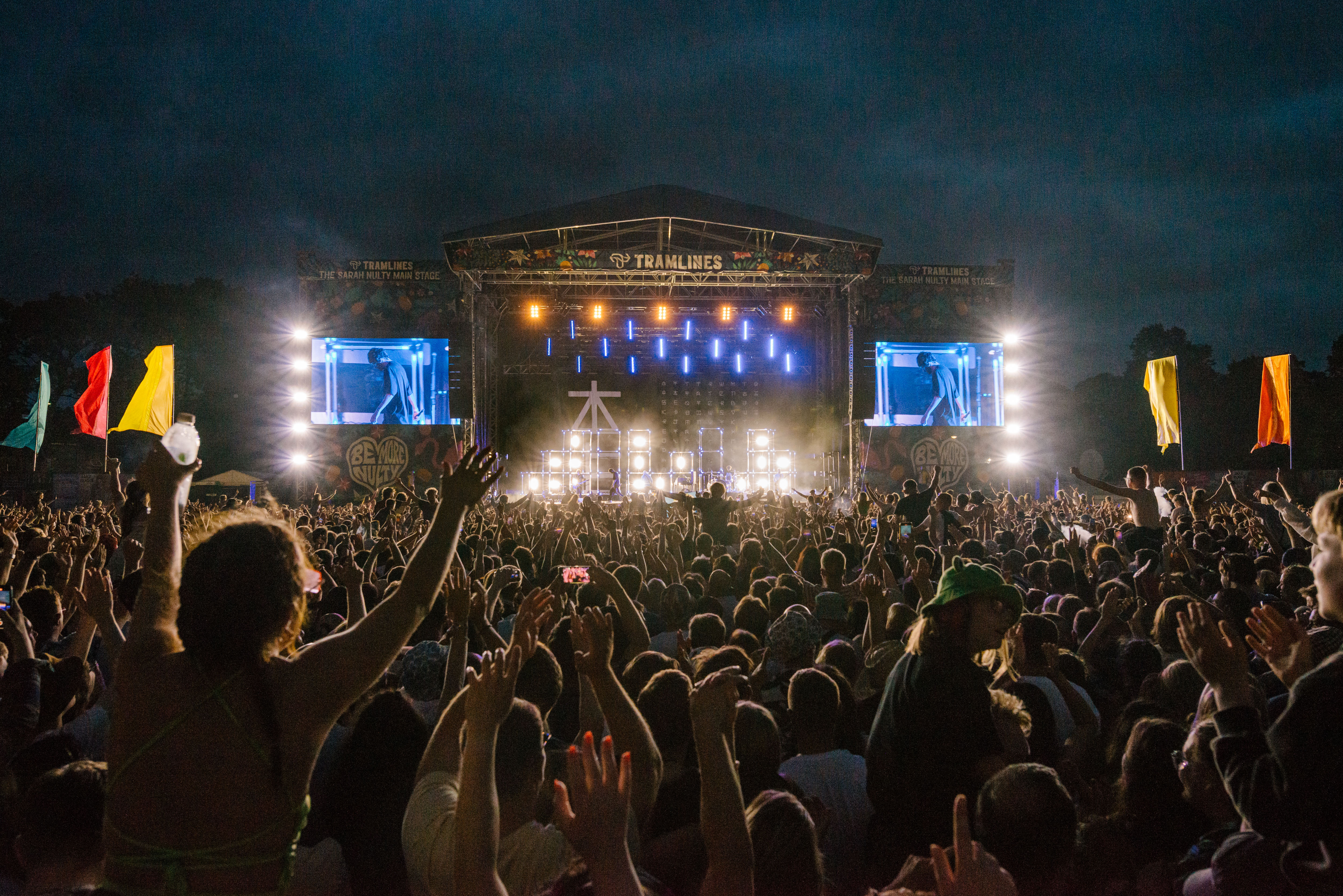 Ein Headliner auf der Bühne beim Tramlines-Festival in Sheffield