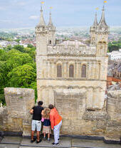 Vista aérea de personas mirando desde una torre en la catedral de Exeter