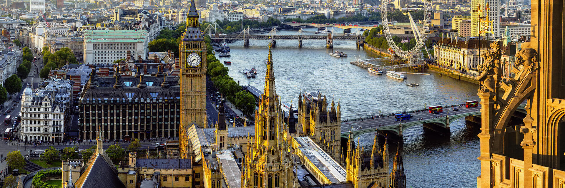 منظر بانورامي على طول نهر التايمز بما في ذلك معالم وسط لندن