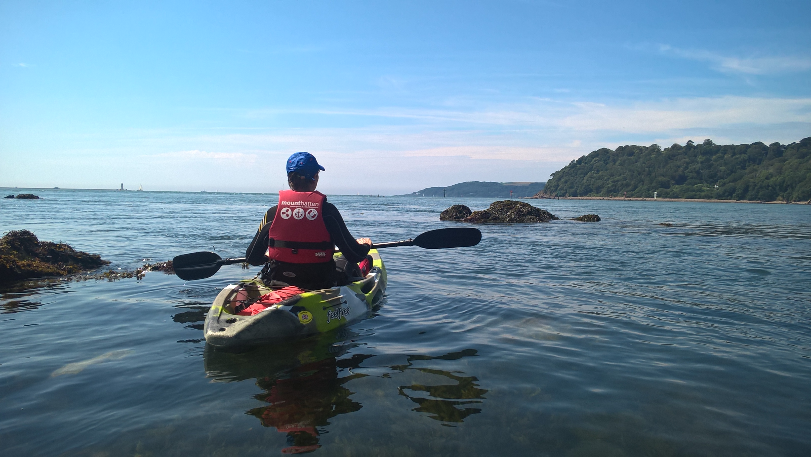 Una persona remando en kayak frente a la costa de Mount Batten, en Plymouth