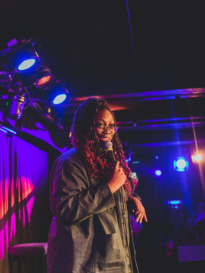 Un artista sul palco del Komedia, un comedy club di Brighton