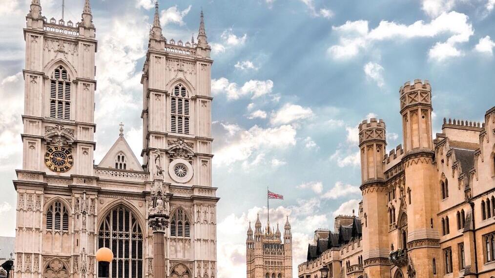 Eine Aufnahme von Westminster Abbey und benachbarten historischen Gebäuden aus der Vogelperspektive