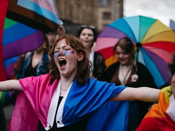 Un grupo de mujeres caminando en el Orgullo de Glasgow