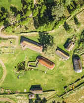 Vista aérea de un conjunto de cabañas históricas en el campo